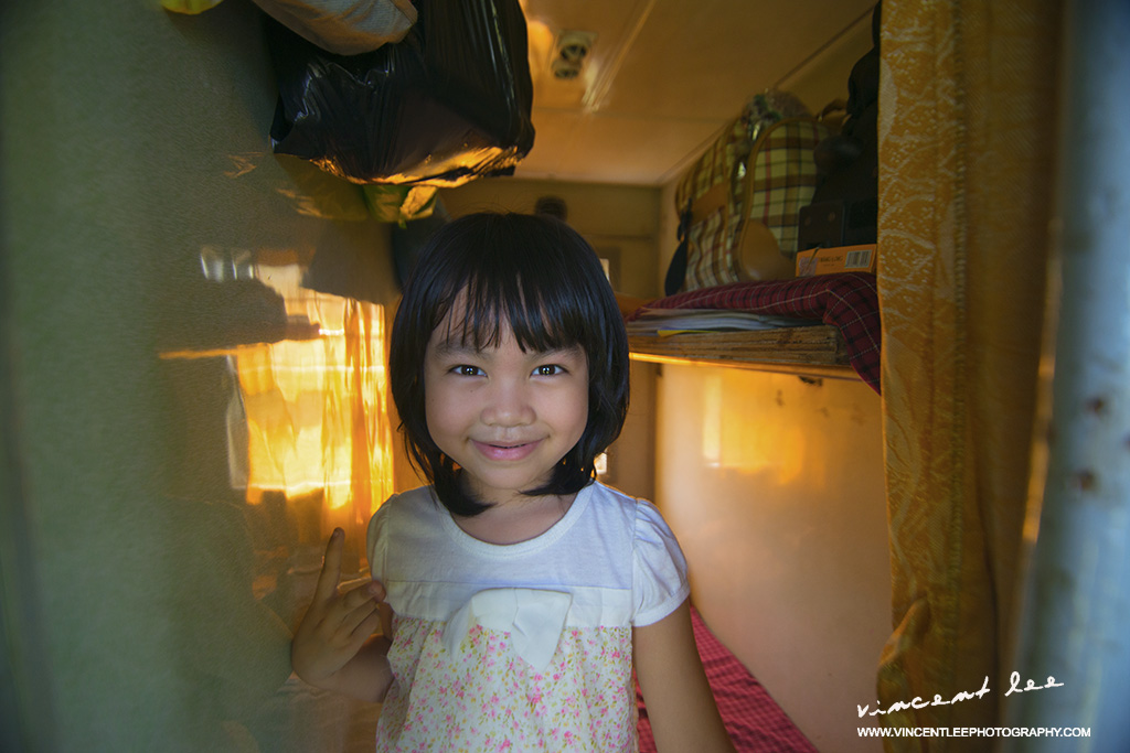The little girl travel with her family by the train from Hanoi to Hue