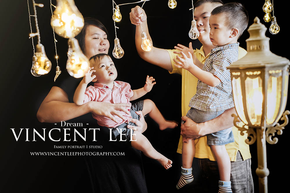 《 儿子，你的梦想是什么 》 Kids are attached to any forms of light, give their childhood a bright one ! - Vincent Lee  Photographer: Vincent Lee  Idea & concept by : Vincent Lee  Venue: Vincent Lee Studio  www.vincentleephotography.com Booking enquiry: vincentleephotography@gmail.com / whatsapp 0162038082 #familyphotoshoot #familyportrait #studio #wecreateideas #wecreatestoryviaimages