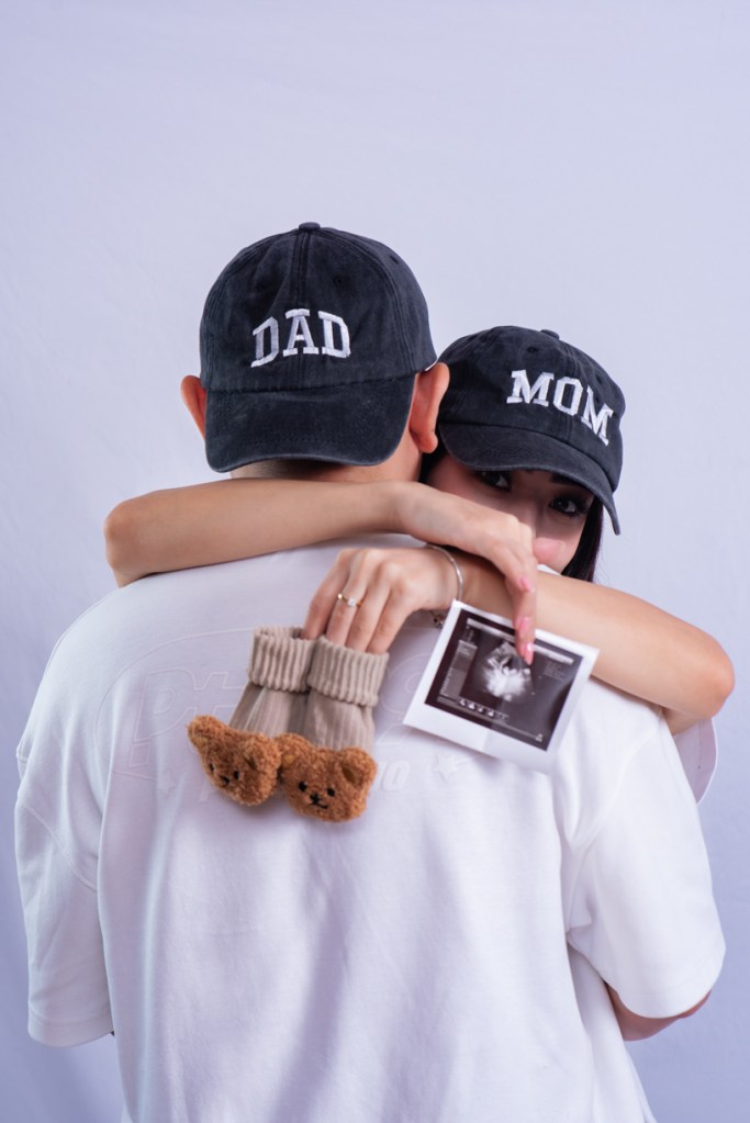 Pregnancy announcement photo session